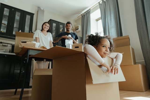 familie-packt-umzugskartons