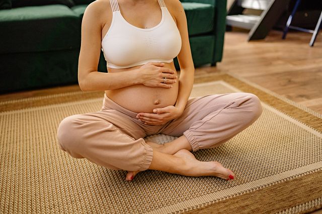 frau-macht-schwangerschaftsyoga